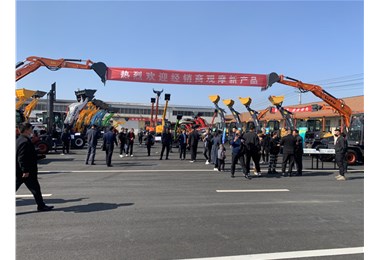 魯宇重工熱烈歡迎各地經(jīng)銷商來(lái)廠參觀新車間及新研發(fā)產(chǎn)品